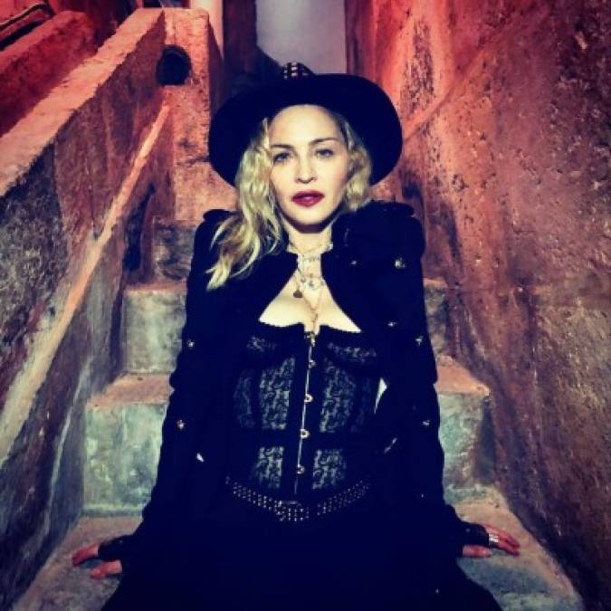 La reina del pop ha dejado su exitosa carrera a un lado para 'poseer' el instagram con las fotos más oscuras de su carrera fuera de los videos musicales. La diva quien ahora vive en Portugal se ha dejado seducir de la esencia de este país europeo. Te dejamos las fotografías más tétricas de Madonna: