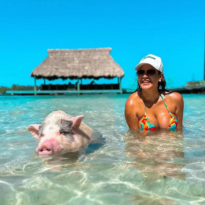 Linda Cruz estuvo en Roatán y señaló que la pasó a lo grande. La chica compartió esta fotografía con un cerdito.