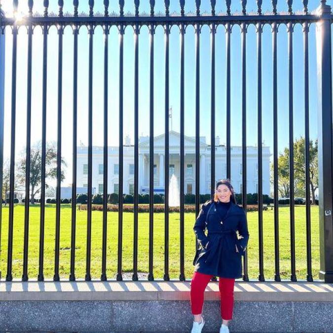 La comunicadora social posó frente a la Casa Blanca.