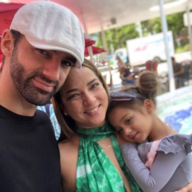 Adamari López no tiene descanso con sus detractores que ahora han pasado de criticarla por su peso a decir que engaña a Toni Costa, su pareja y padre de su hija Alaïa (3).<br/>