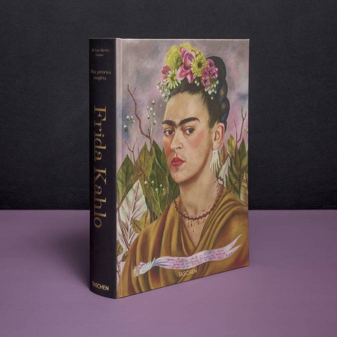 FRIDA KAHLO, OBRA PICTÓRICA COMPLETA”. El nuevo libro de Taschen reúne las 152 pinturas de la artista, pero también fotografías, páginas de su diario personal, dibujos y cartas. Toda una radiografía de la artista mexicana, entre las que se encuentran obras pertenecientes a colecciones privadas de difícil acceso, y otras que no se han visto desde hace más de 80 años. Kahlo, que ha roto este año su propio récord en una subasta superando a Diego Rivera, aparece en este libro en toda su complejidad y atractiva seducción. (Taschen, 2021)