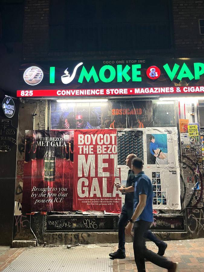 Fotografía del 16 de abril de 2026 que muestra a personas caminando frente a un cartel que pide el boicot de la Met Gala en Nueva York (EE.UU).