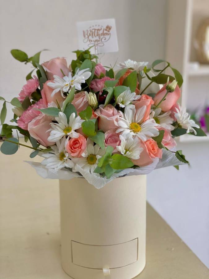 Fátima Deras hace hermosos arreglos florales para cualquier ocasión.