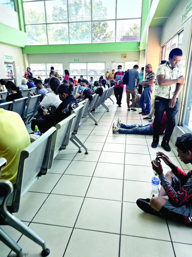 El hospital atiende una media de 100 pacientes con dengue a diario.