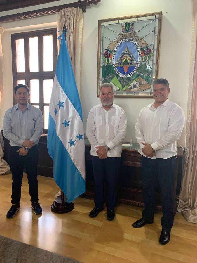 La fórmula multipartidaria (Libre, PSH, independiente), que dio el triunfo a la nueva corporación municiapal.