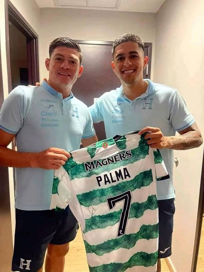 El ‘Chelito’ Martínez posó muy contento con la camiseta que le regaló Luis Palma.