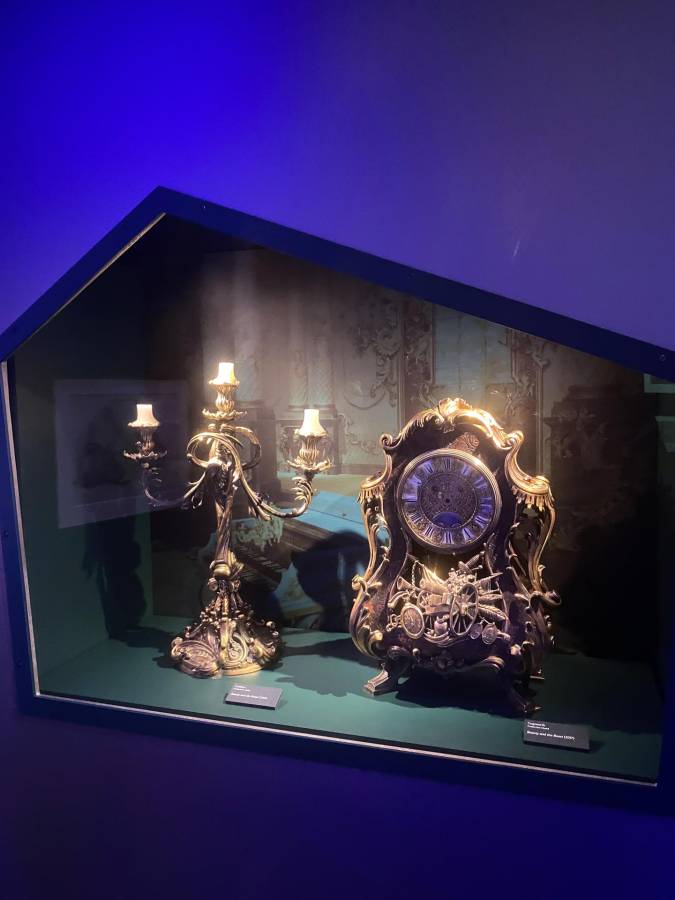 Fotografía de unos modelos de producción del candelabro Lumière y del reloj Cogsworth -Din Don, en español, de la película Beauty and the Beast (La bella y la bestia).