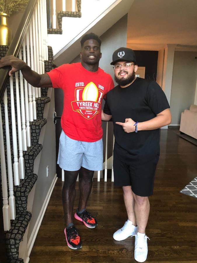 Tyreek Hill, de los Miami Dolphins de la NFL, también ha pasado por las manos del hondureño.