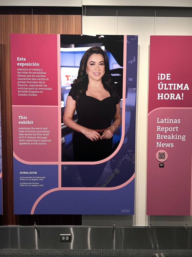 Fotografía cedida por Sofia Agundez donde aparece el panel informativo dedicado a la periodista Dunia Elver que forma parte la exposición ¡De última hora!: Latinas Report Breaking News mostrada en la sede del museo en Washington (EE. UU).