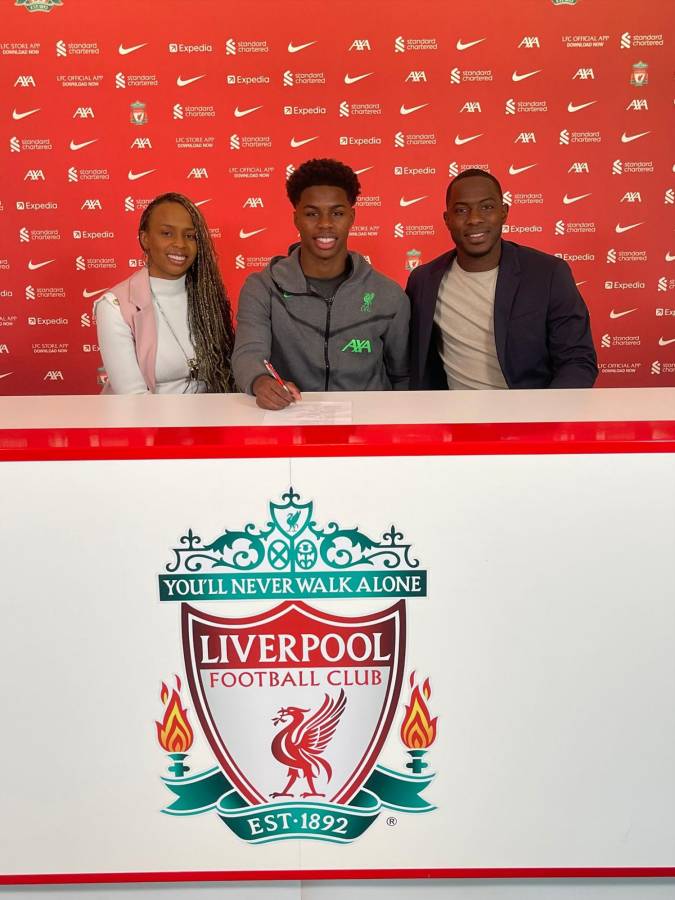 Keyrol, junto a su madre y padre, Maynor Figueroa en la firma de su primer contrato profesional con el Liverpool.