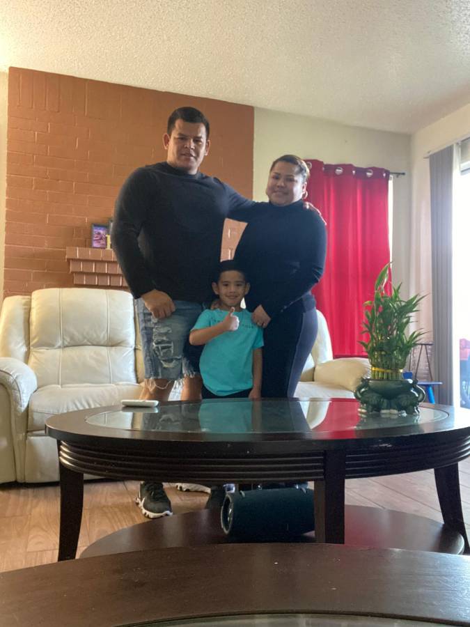 Kevin Espinoaz y su familia en Estados Unidos.