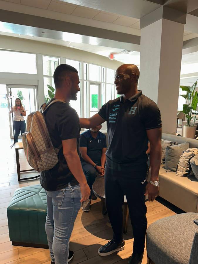 Alex López junto a David Suazo tras integrarse a la selección de Honduras.