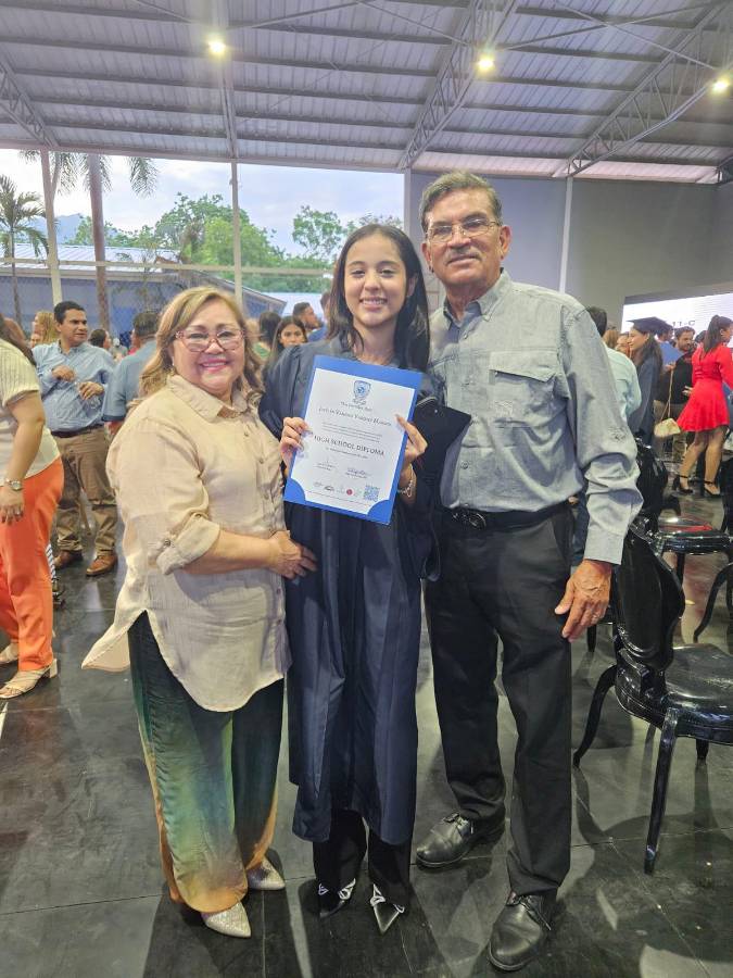 Rosario López y Anastasio Mármol viajaron desde Miami, Florida para asistir a la graduación de Jocelyn Vanessa Vasquez Mármol.
