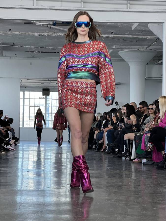 Una modelo luce un diseño de la temporada otoño-invierno de la casa Custo Barcelona, durante un desfile presentado hoy, durante la Semana de la Moda en los Estudios Canoe, en Nueva York (EEUU). Custo Barcelona presentó este lunes en la Semana de la Moda de Nueva York una nueva colección definida por lo experimental en la que mezcló volumen, brillo y color para dar emoción a la temporada otoño-invierno.