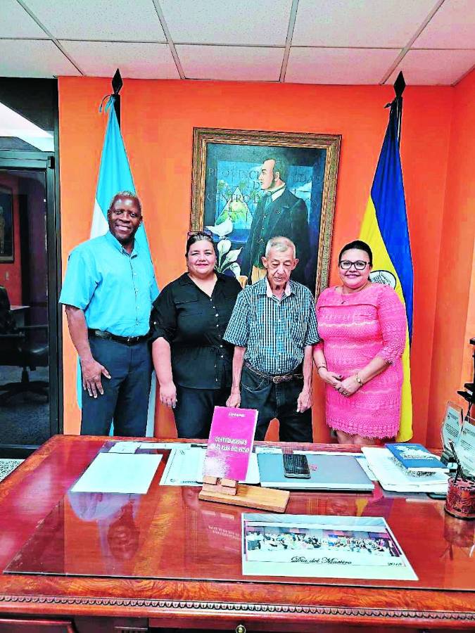 El escritor teleño viajó hace un par de semanas para presentar el segundo libro de su triología “El actor y la sombra” en la Universidad Pedagógica Nacional Francisco Morazán.