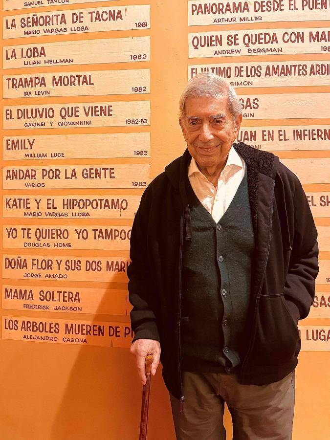 Fotografía cedida del escritor peruano Mario Vargas Llosa en un teatro, el 20 de octubre de 2024, en Lima (Perú).