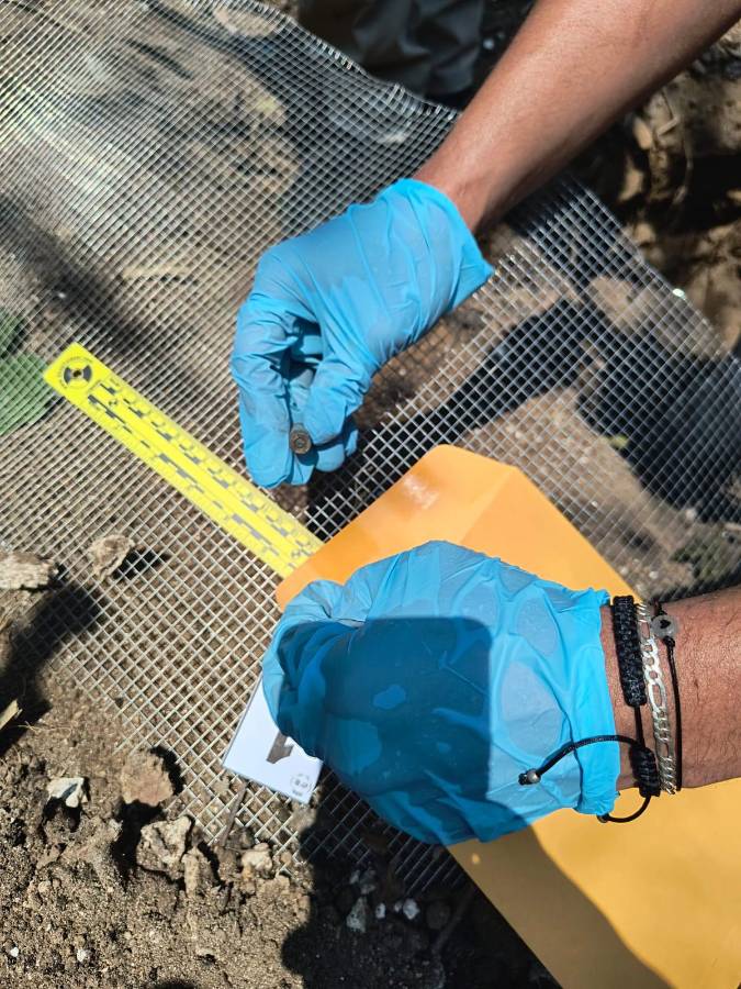 Agentes de la Atic y Ministerio Público realizan pruebas en cementrio clandestino.