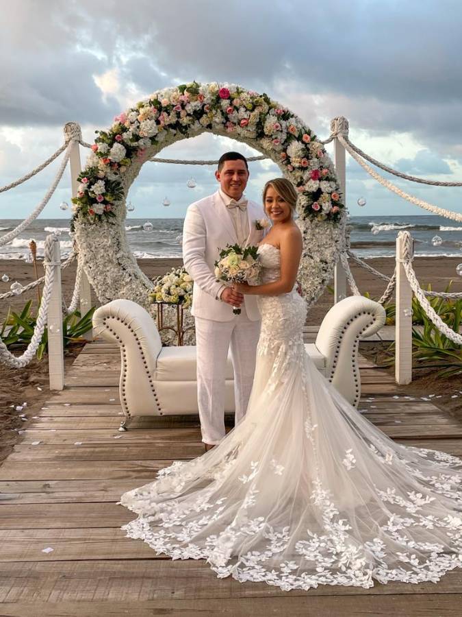 Roberto y Carlota sellan su amor con un romántico matrimonio