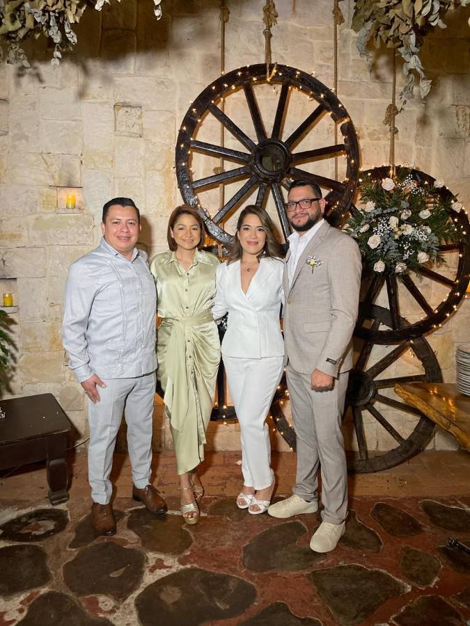 Wilfredo Ramsés Urrutia y Silvia Rodríguez junto a los recién casados, Nory Collins y Carlos A. Rodríguez