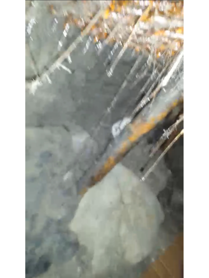 Tubos de hierro o vigas soportan el peso del suelo en los túneles de la MS-13 en Támara.