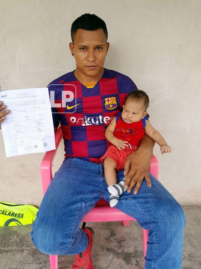 Mario Edilberto Aguilar posando con su hijo Lionel Messi Aguilar y mostrando la partida de nacimiento del pequeño.