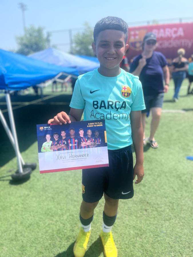 Hernández, con un especial diploma del FC Barcelona.