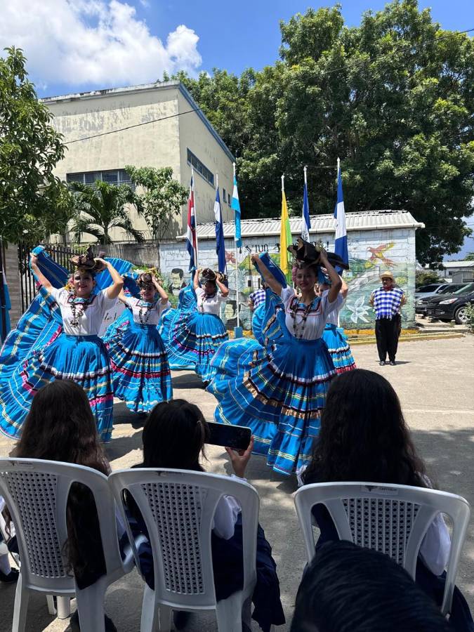 Grupo de Proyección Folklórica Magisterial Zenzontle.