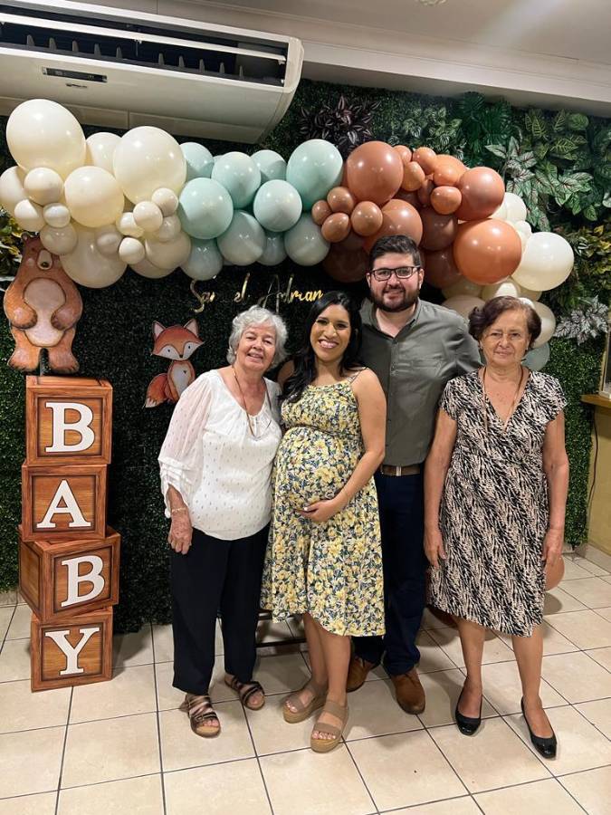 Valerie Peralta de Tróchez es agasajada por su baby shower