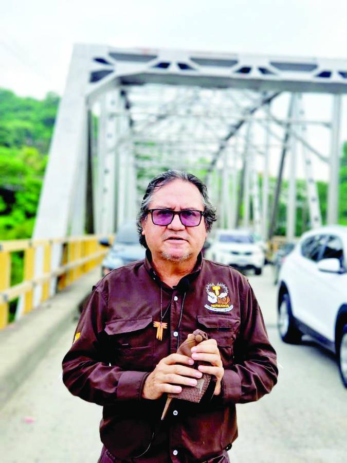 El padre Leopoldo Serrano comenzó a caminar hacia la capital hondureña.