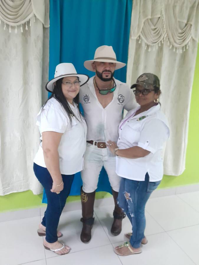 En donde va, Milthon se gana la admiración de las damas.