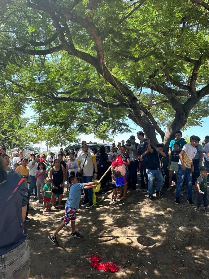 Las piñatas no podían faltar en el festejo del día del niño.