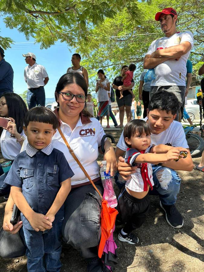 Los pequeños muy felices con el detalle.