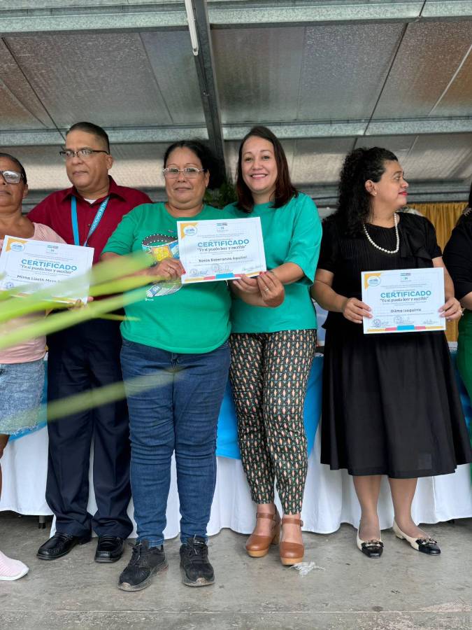 Glenda Hernández, directora departamental de educación de Cortés entrega certificado de cursar programa “Yo Sí Puedo”.