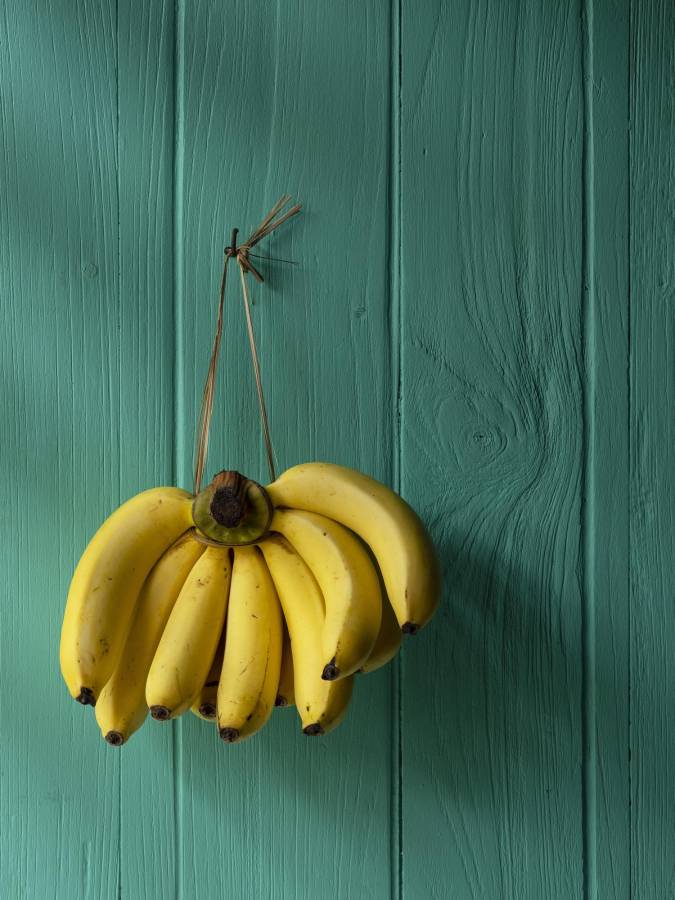 El banano. Debe agregarse en forma de puré y la porción recomendada es de 60 gramos de fruta machacada por cada huevo que la receta solicite.