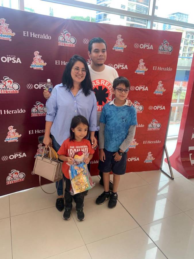 Padres e hijos acudieron este sábado a reclamar sus kits para la novena Vuelta Ciclística Infantil.