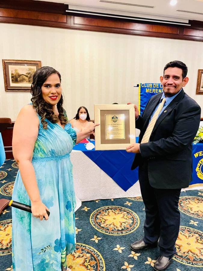 Ruth Aquino le entrega reconocimiento a Lester Fajardo