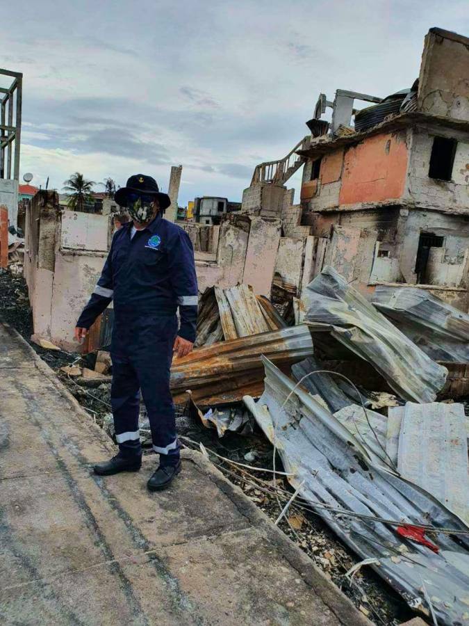 A cinco días del incendio, sigue ardua la remoción de escombros