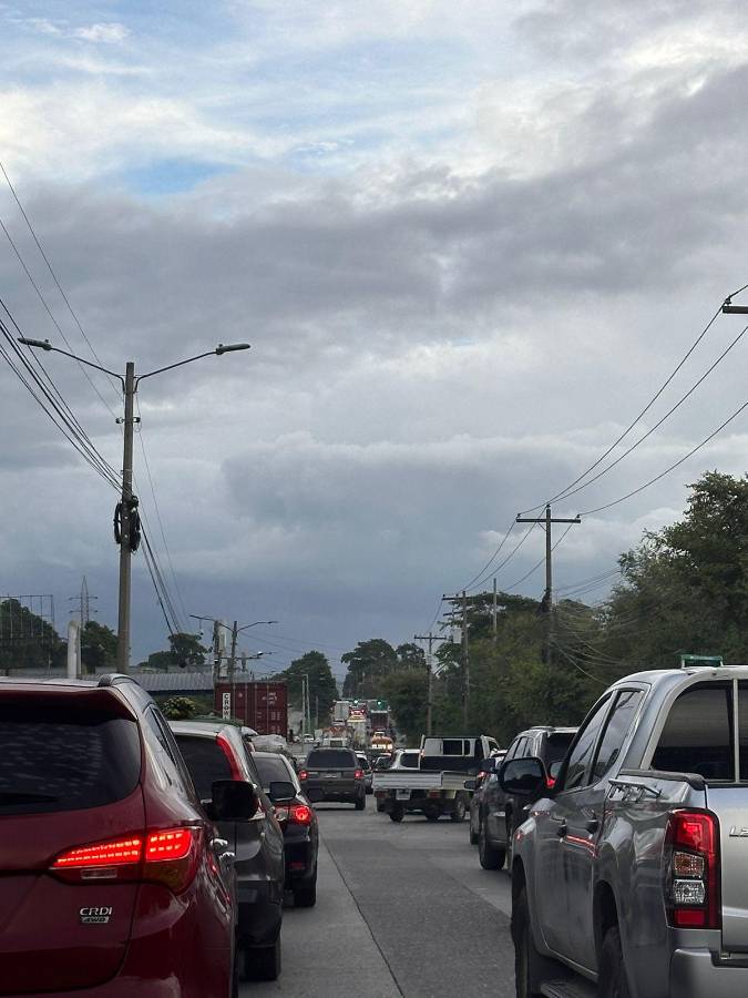 Vista del tráfico a la altura del peaje del sur de San Pedro Sula.