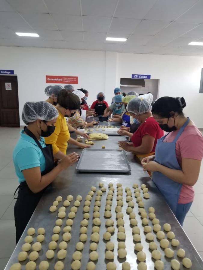 Las mujeres en uno de los talleres, el de panadería.
