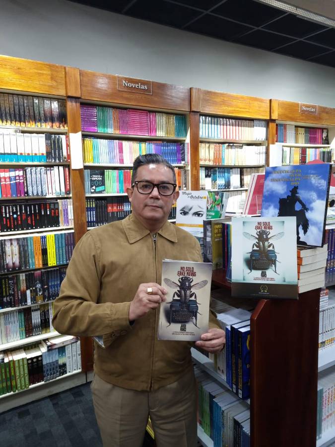 Javier Franco con su libro más reciente “No solo fake news”.