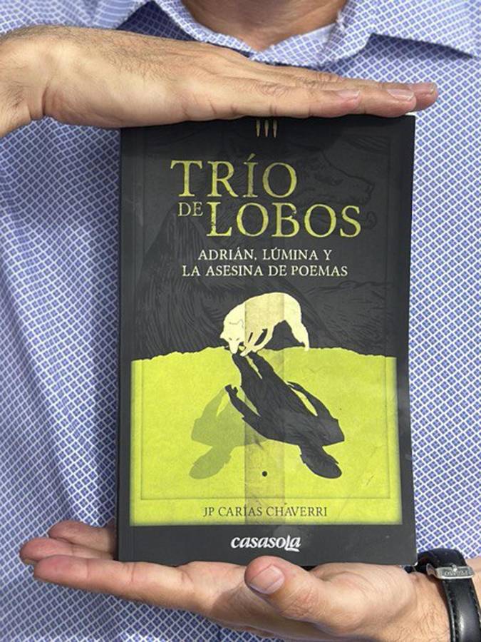 El escritor hondureño Juan Pablo Carías enseña su libro Trío de Lobos, durante una entrevista con EFE.