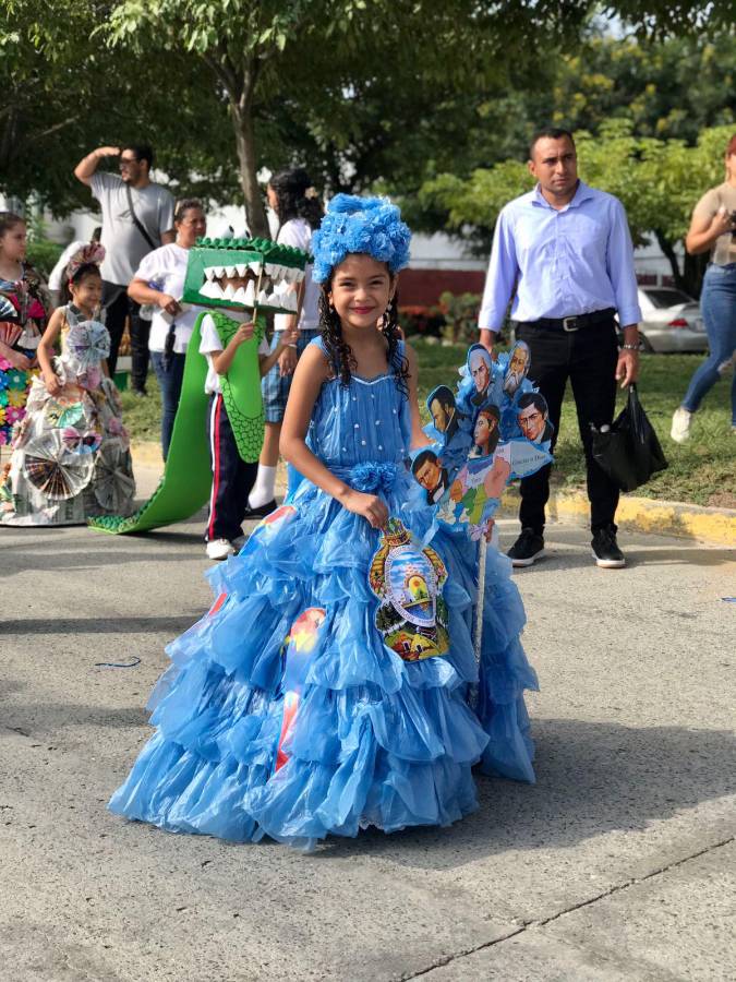 Mía Montzerrath López Guevara, alumna de segungo grado de Future Path School. Dijo que ama mucho a país y para ella es un orgullo desfilar.