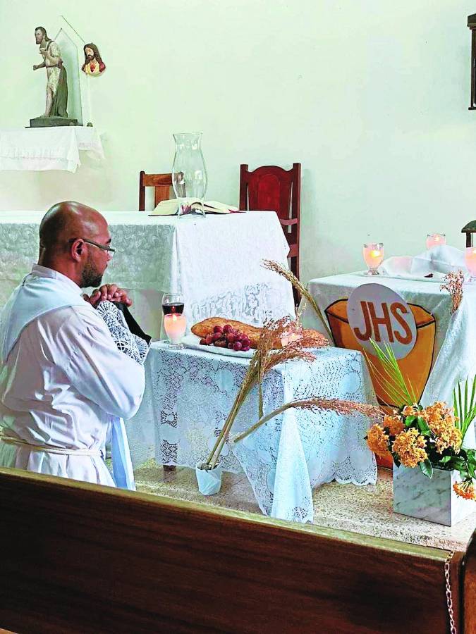 Padre expulsado de Nicaragua celebra misas en la Rivera Hernández