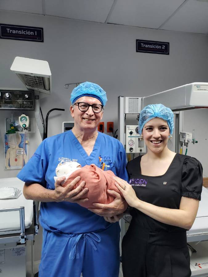Fue un parto por cesárea producto de una fertilización in vitro en una madre con edad avanzada.