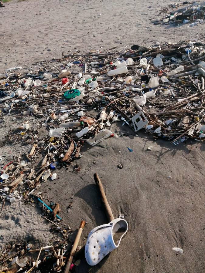 Toneladas de basura de Guatemala siguen llegando a las costas de Honduras