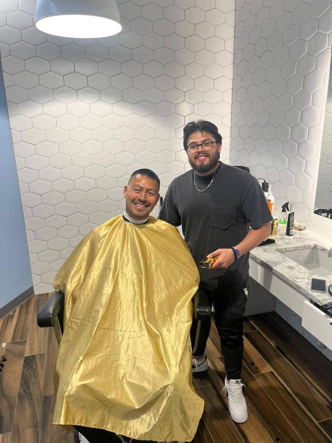 El progreseño fue apoyado por Roger Espinoza, el futbolista hondureño del Sporting Kansas City. Sus compañeros de equipo también se cortan el pelo con él.