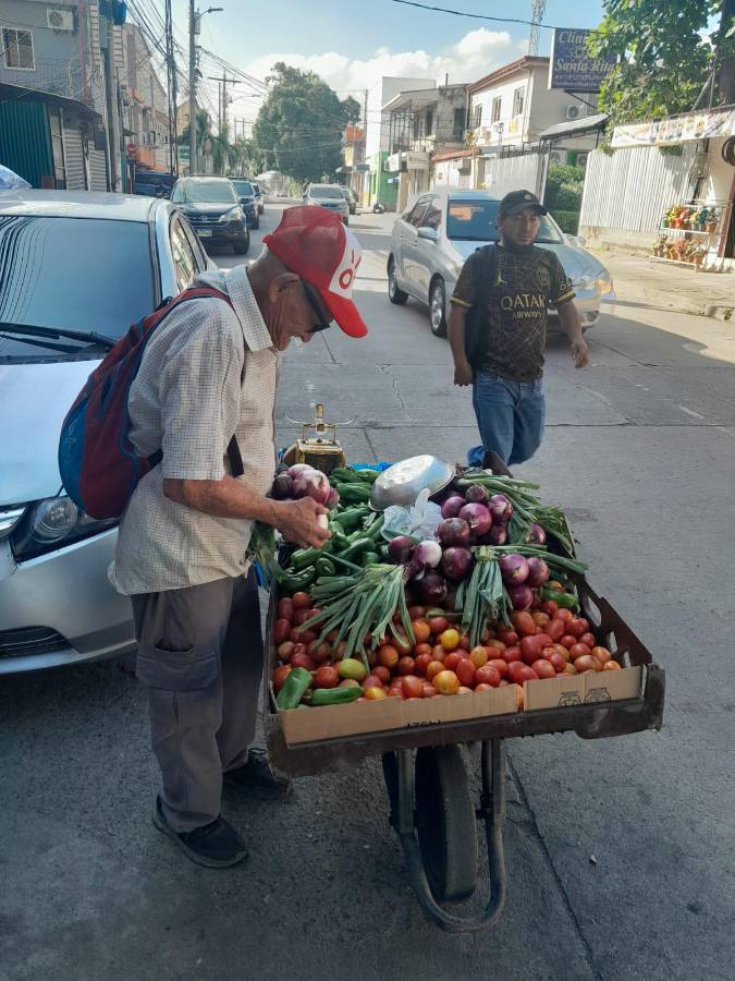 Sin importar que llueva o haga sol, “El Tío” recorre Guamilito para ganarse de forma honesta su dinero.