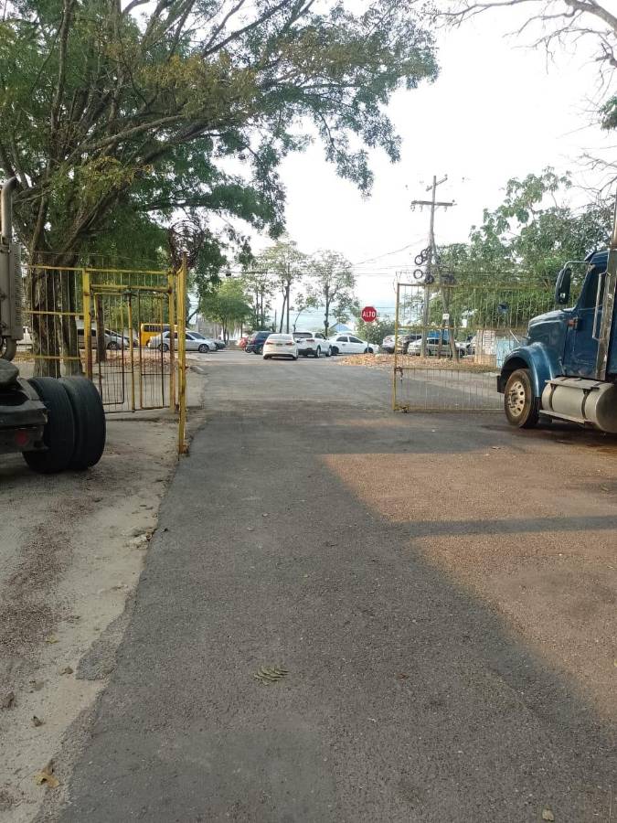 La segunda entrada a la colonia Fesitranh ha sido habilitada por mientras levantan los cables.