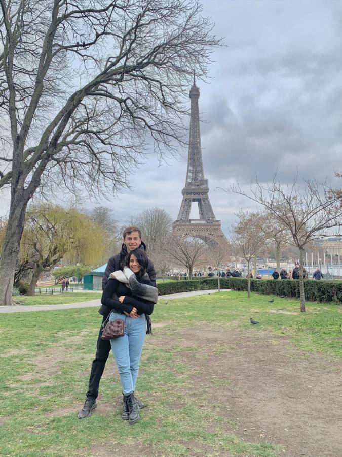 Ana y Julien, su novio, en un paseo en París, Francia.