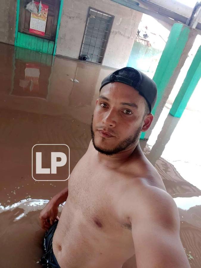 Jean Marie Gómez logró salir a tiempo antes de que el agua tapara toda la estructura de su casa.